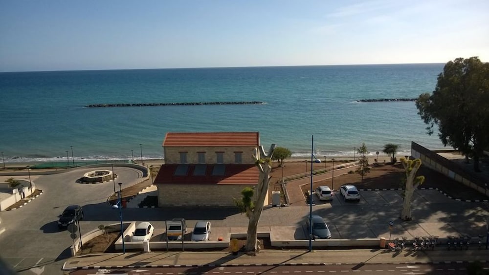 Фото Pigeon Beach Hotel Apartments