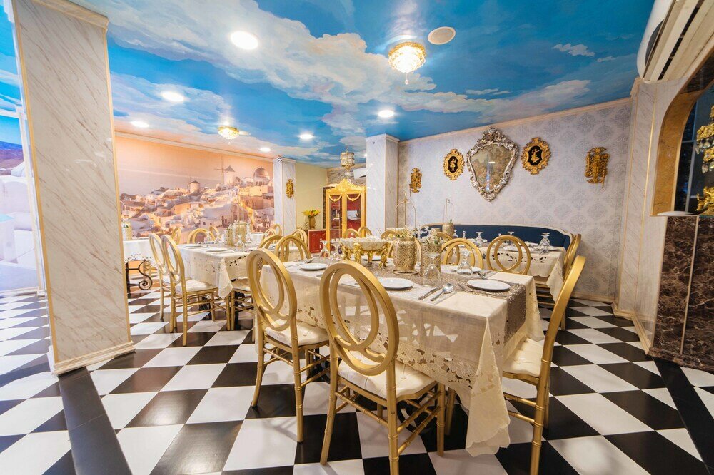 Фото RedDoorz Plus @ Aguirre Avenue Bf Homes