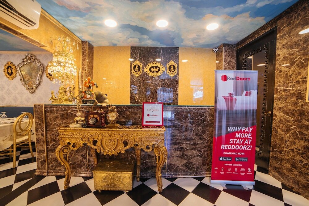 Фото RedDoorz Plus @ Aguirre Avenue Bf Homes