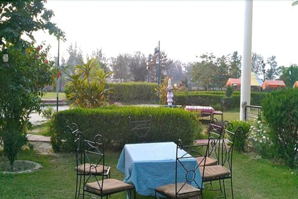 Фото The New Swaraj Resort