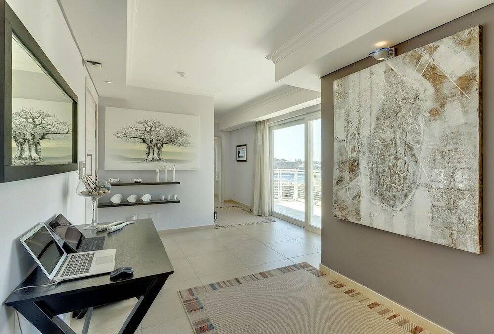 Фото Luxury Apt with Side Sea Views & Pool, Top Location