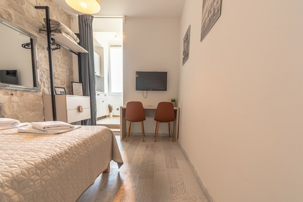 Фото City Center Studio Apartments L&b