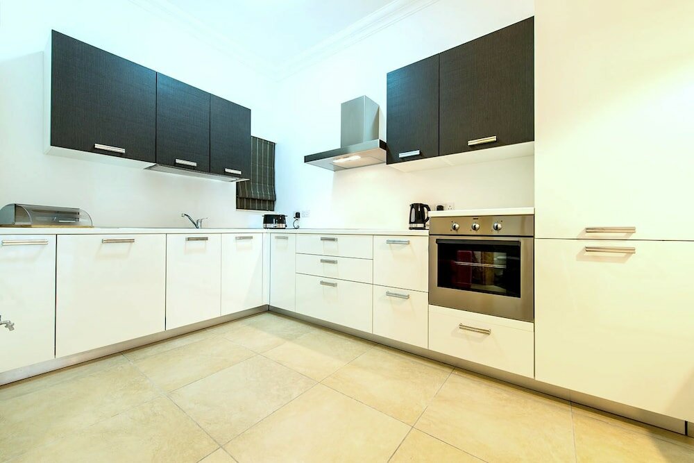 Фото Luxury Apt with Side Sea Views & Pool, Top Location