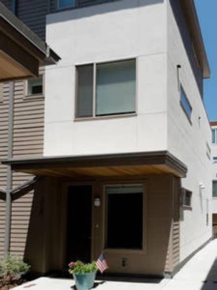 Фото The Mile High Townhome Walk to the Stadium