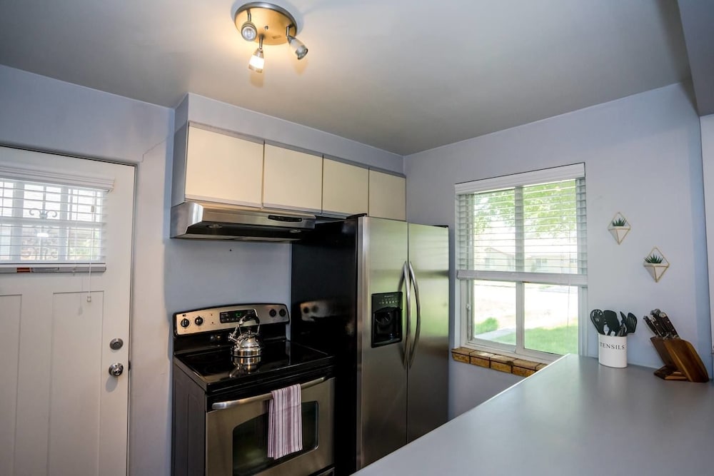 Фото The Denver Den in Mayfair Park Enormous Backyard With Grill Sleeps 7