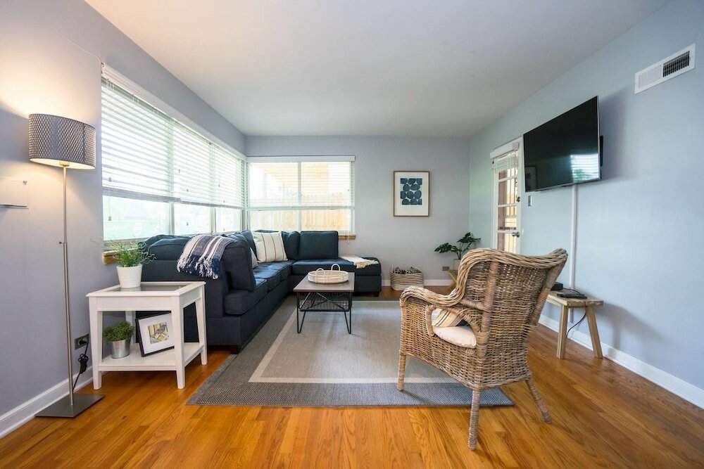 Фото The Denver Den in Mayfair Park Enormous Backyard With Grill Sleeps 7