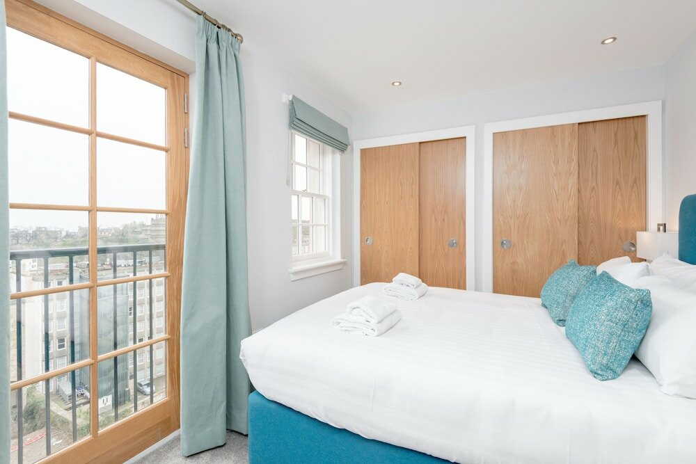 Фото Destiny Scotland Royal Mile Residence