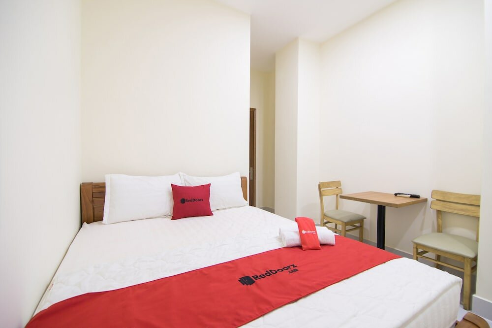 Фото RedDoorz @ Le Van Sy Street