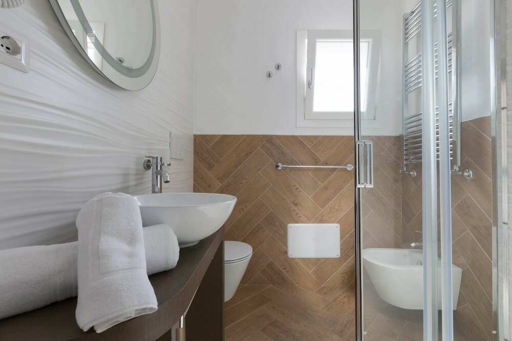 Фото Absolute Suite Apartments