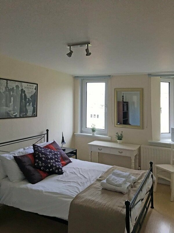 Гостиница Bright, Spacious 2 Bedroom Apartment in Stockbridge в Эдинбурге