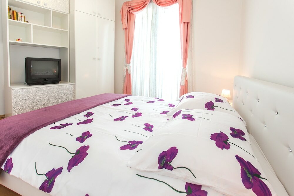 Фото Three Wells Apartment