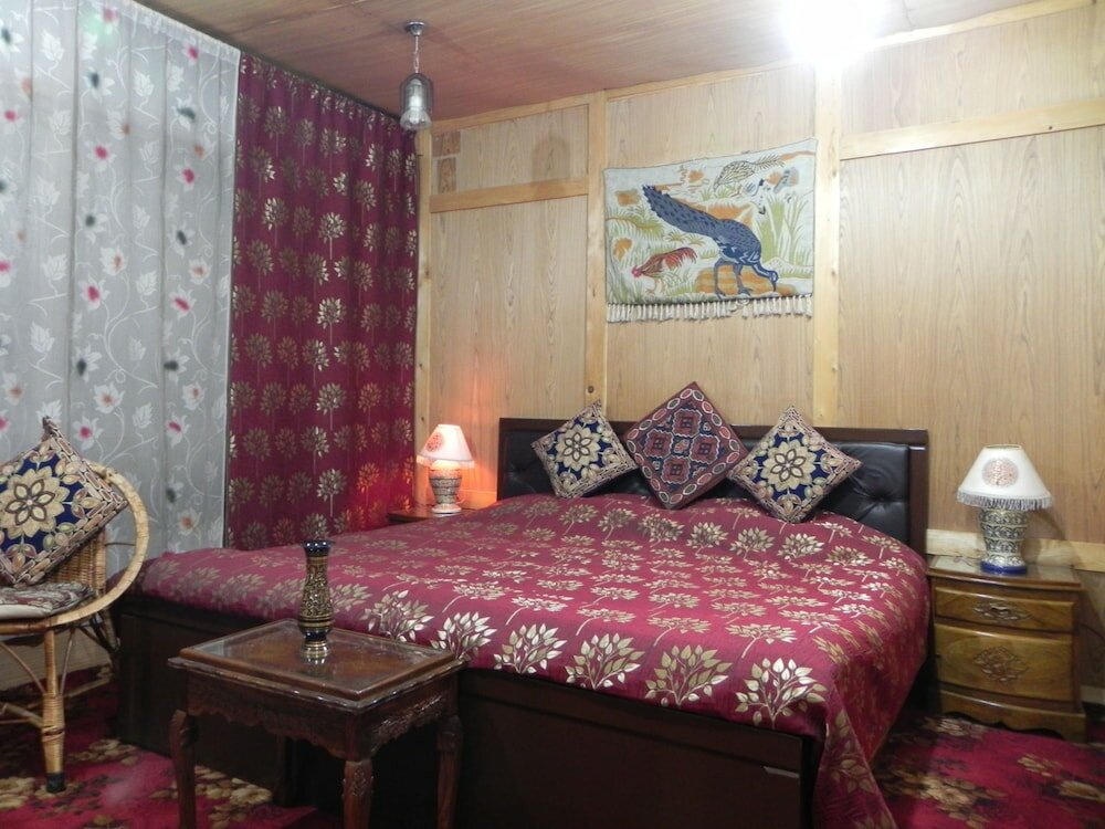 Фото Shabrose Heritage Houseboats