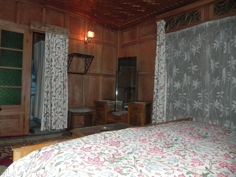 Фото Shabrose Heritage Houseboats