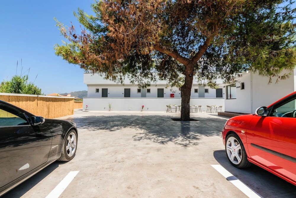 Фото White Canvas Boutique Studios