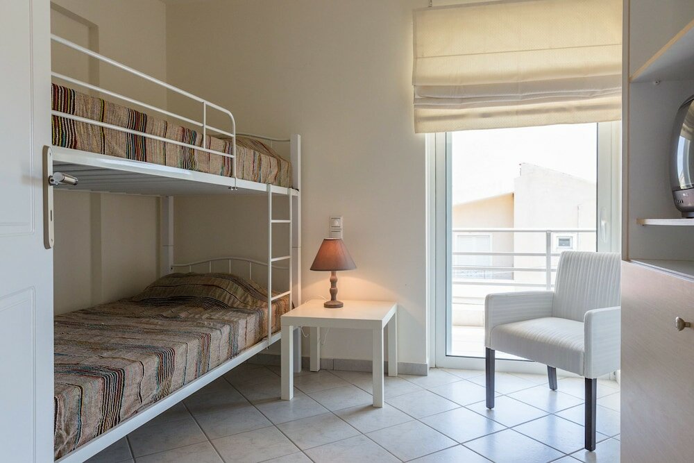 Фото Bright & Spacious two-floor Family Garden Home