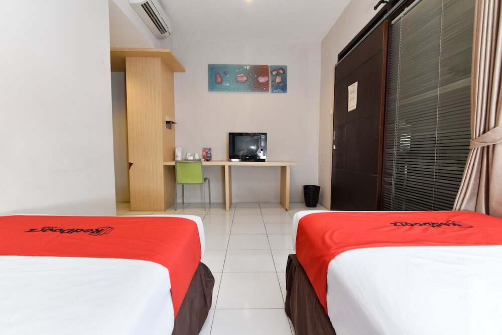 Фото RedDoorz Plus @ Raya Legian