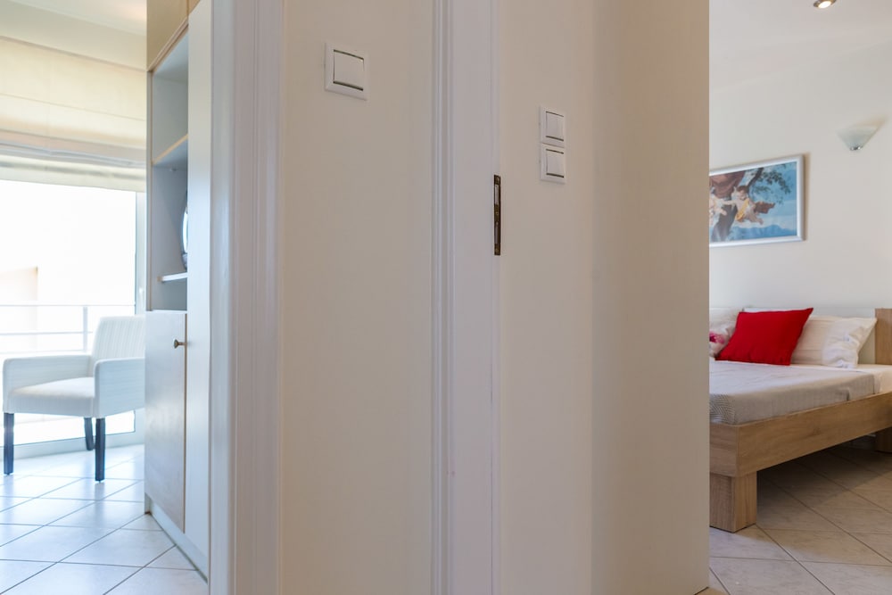 Фото Bright & Spacious two-floor Family Garden Home