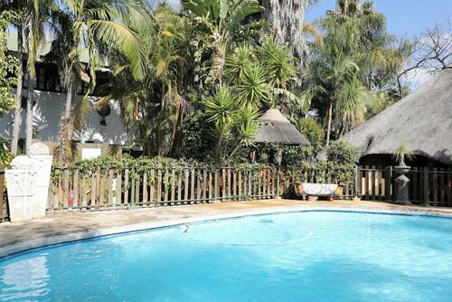 Гостиница Golden Lantern Guest Lodge