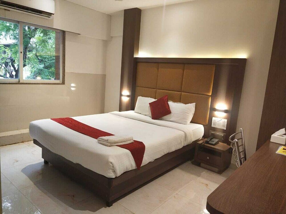 Фото Monarch Express