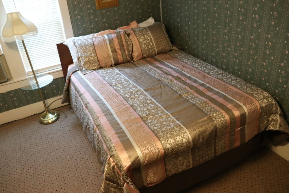 Фото Reynolds House Inn & Motel