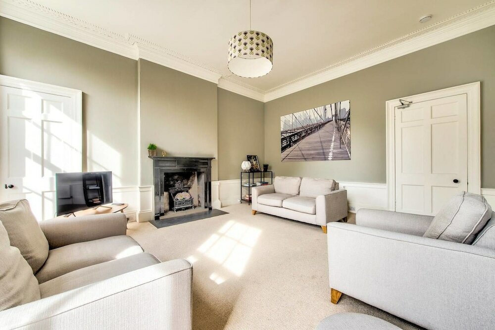 Фото Bright and Spacious 4-bedroom Apart in Stockbridge