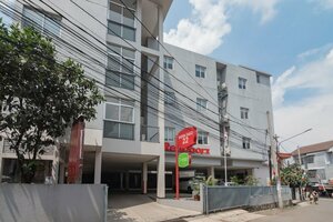 Гостиница RedDoorz Plus @ Dago Pojok 3
