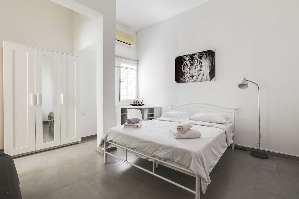 Фото Central Apartment near Bograshov Beach