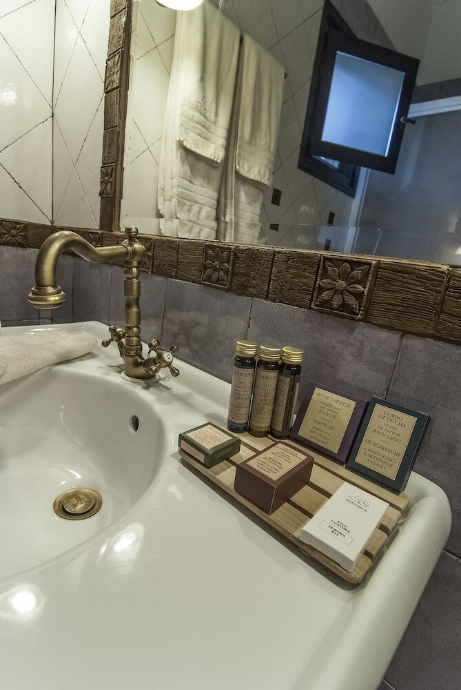 Фото Ostra Menalon Luxury Suites