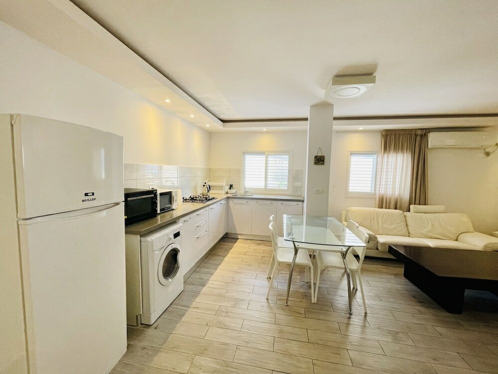 Фото Royal Lea Apartments