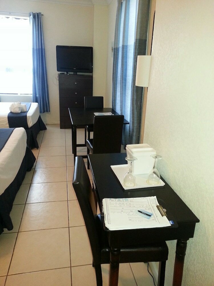 Фото Hollywood Beach Resort- Large Studio Sleeps 4