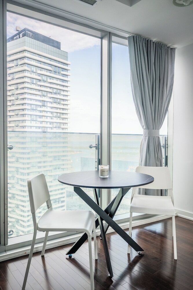 Фото Simply Comfort Gorgeous Apartments in the Heart of Toronto