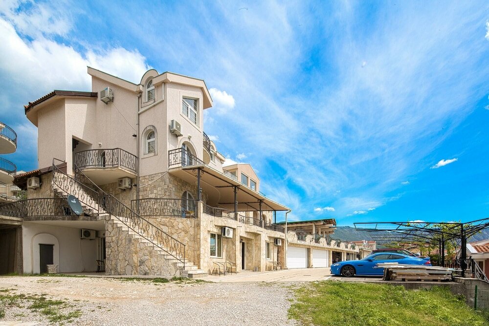 Фото Adriatic Hill Apartments