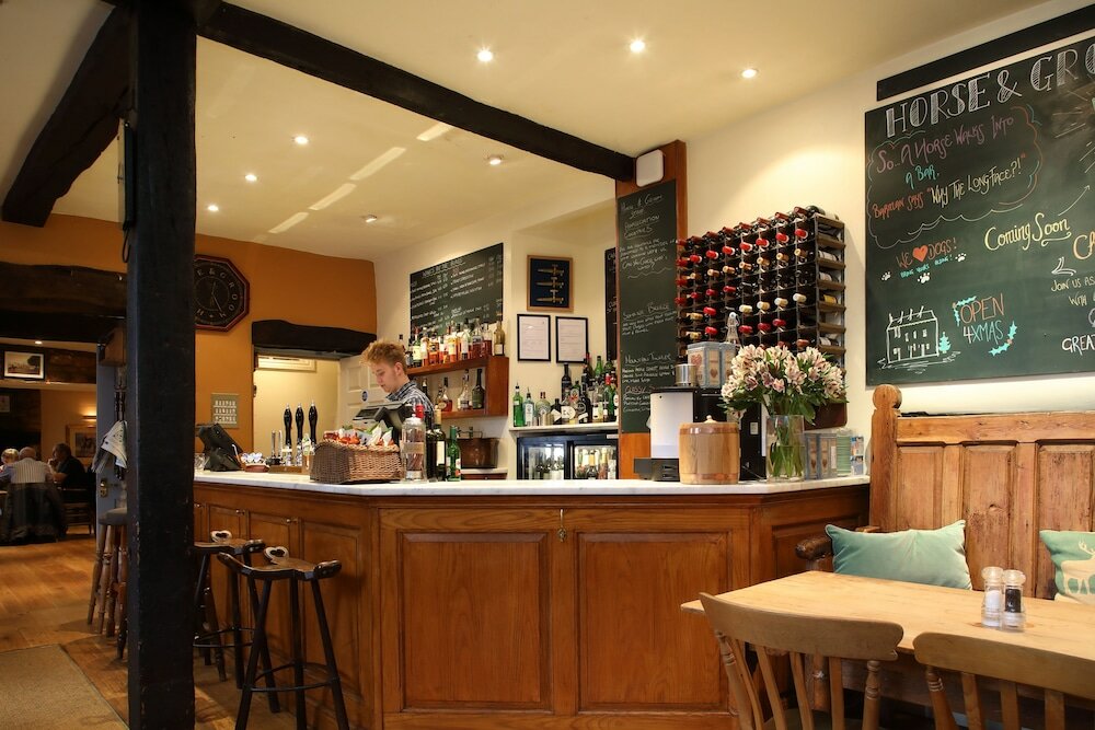 Фото Horse and Groom