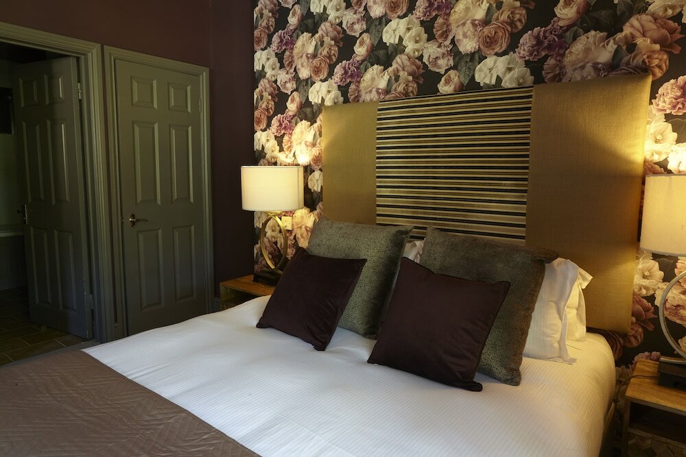 Фото Horse and Groom