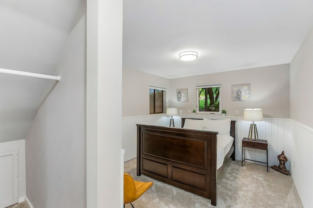 Фото Seaside Nest Perched on the Hills