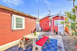 Гостиница Colorful Long Beach Bungalow w Patio & Grill