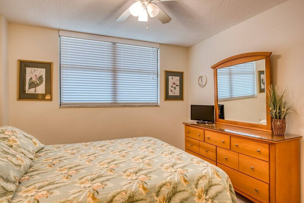 Фото Crescent Beach Condos