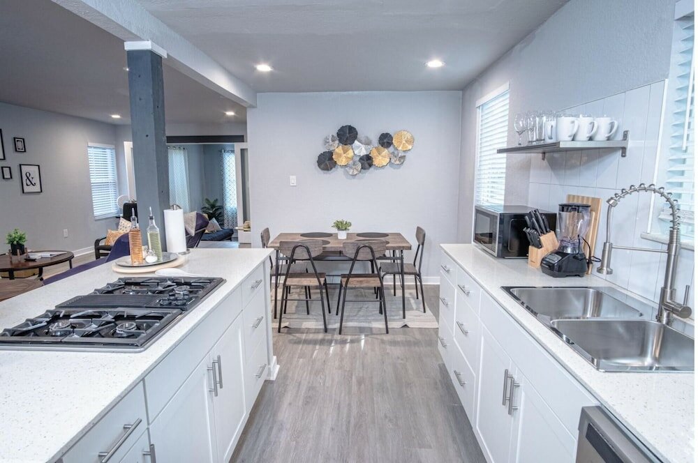 Фото Stylish 4 Br 2Ba Renovated Home Near Downtown