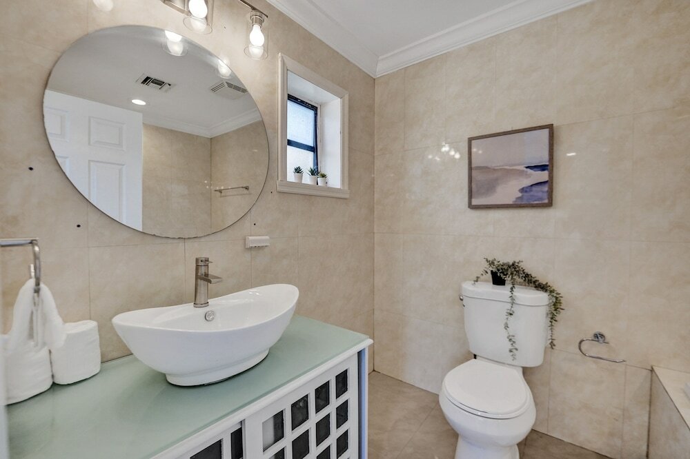 Фото Casa Lago Waterfront Home & Pool Near Hard Rock Casino