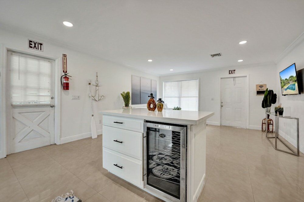 Фото Casa Lago Waterfront Home & Pool Near Hard Rock Casino