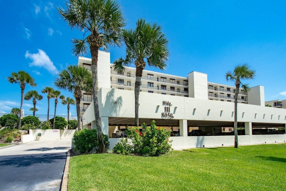 Фото Crescent Beach Condos