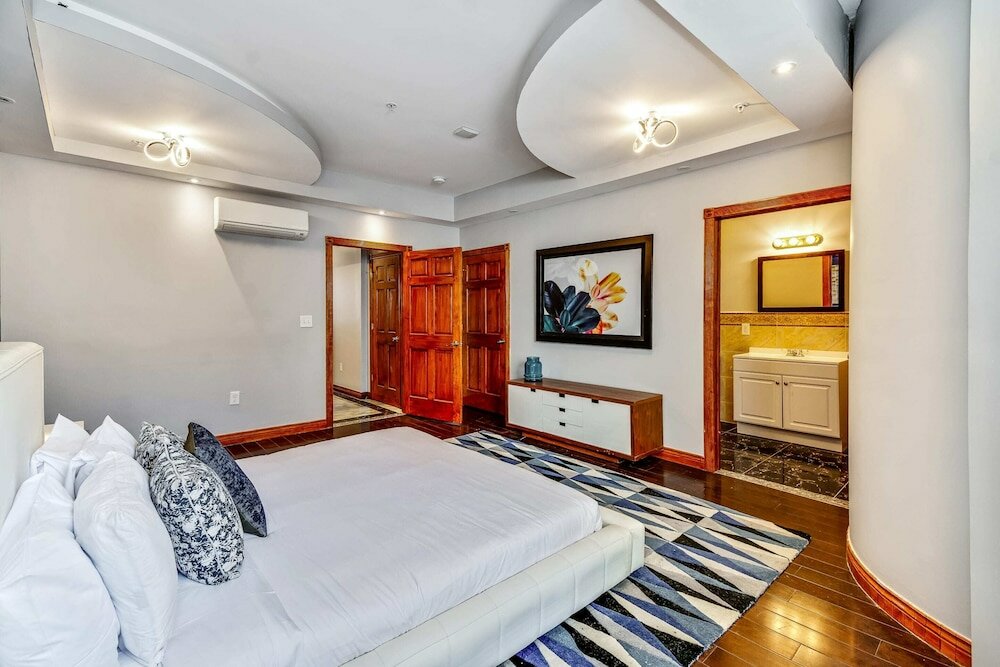 Фото The Gem - Stylish Penthouse With a Private Deck