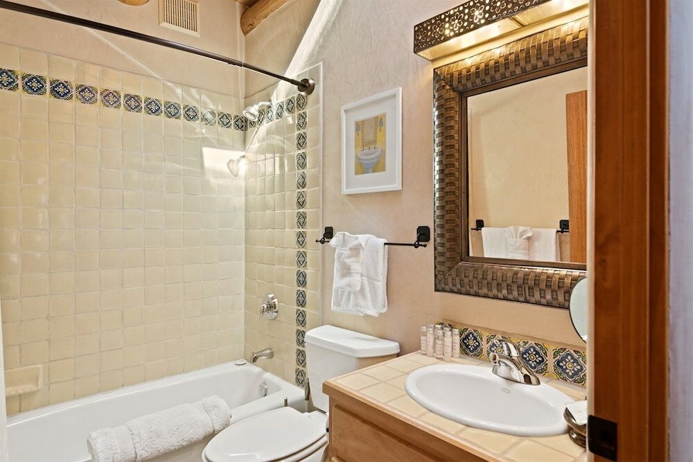 Фото Kiva - Stunning & Lovely With Kiva Fireplace, Walk to the Plaza and the Railyard