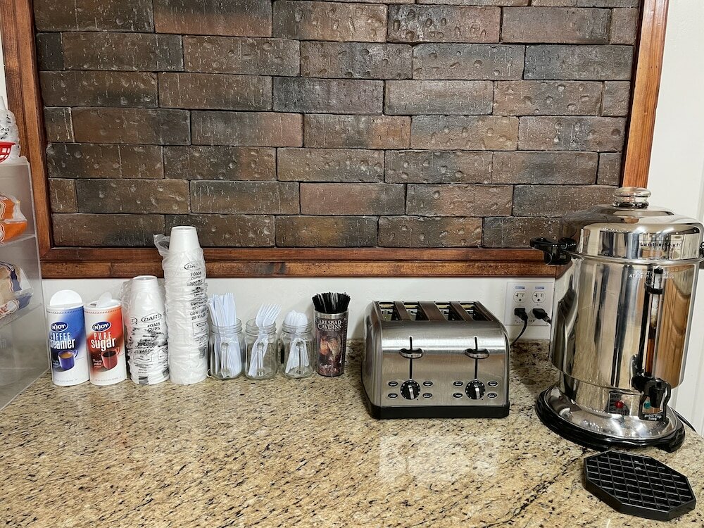 Фото B&j Hotel and Apartment