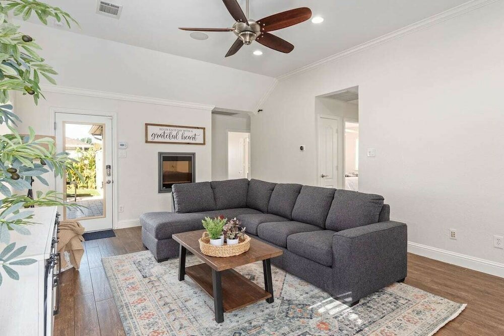 Фото Home Pool 15 Minutes from Dfw Airport