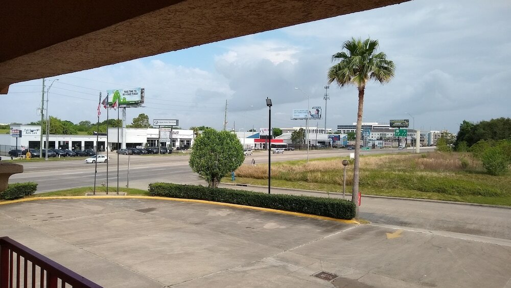 Фото Econo Lodge Inn & Suites West - Energy Corridor