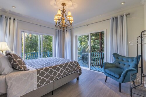 Гостиница Marbella Lane Tuscan Villa with Hot Tub в Пасифике