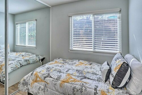 Гостиница Sunny Orange County Abode w Fire Pit & Backyard! в Лейк Форест