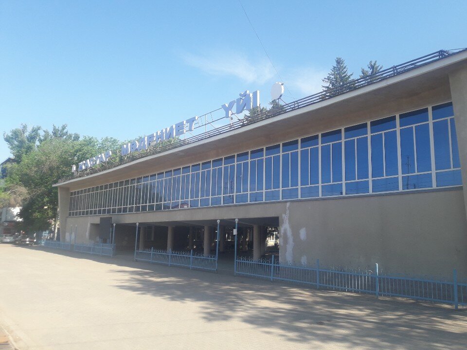 Әдемі қыздар аяқтарын жайып жіберді