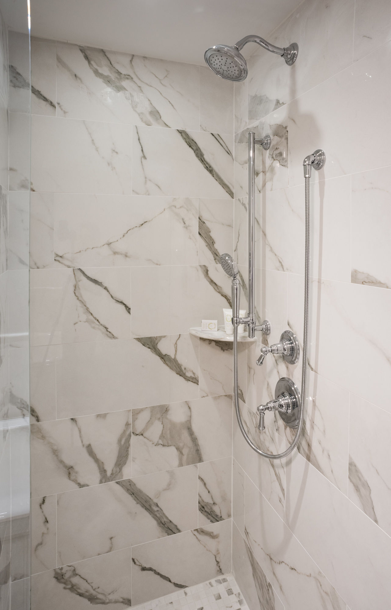 Фото The Ivey's Hotel